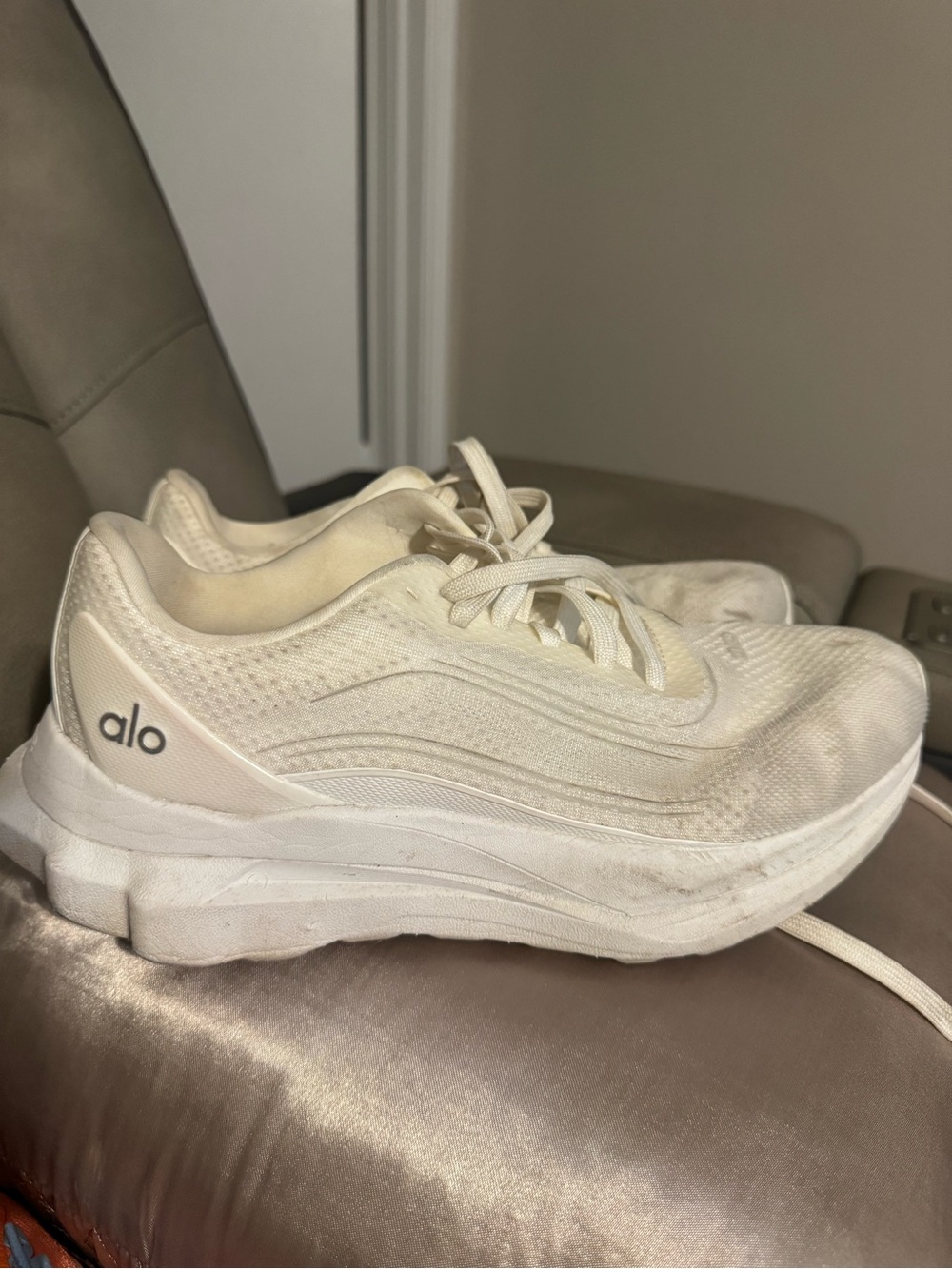 Alo Women's White Athletic Running Sneakers Sz 8W 6.5M